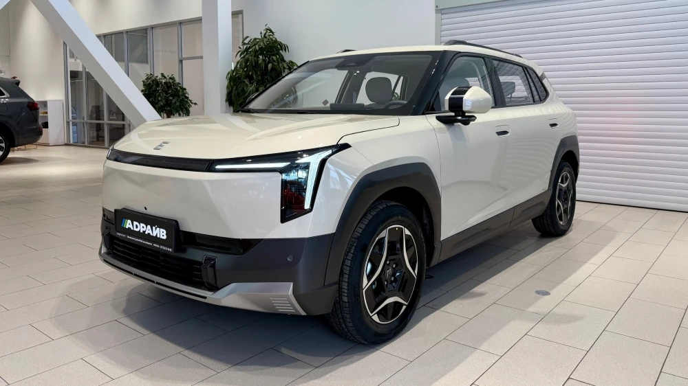 новый Evolute i-Joy у дилера в автосалоне купить ГК А Драйв в Воронеже спереди сбоку