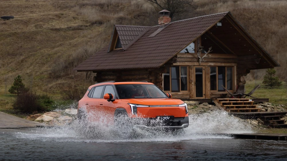 evolute i-joy новый сбоку спереди в динамике в водоеме