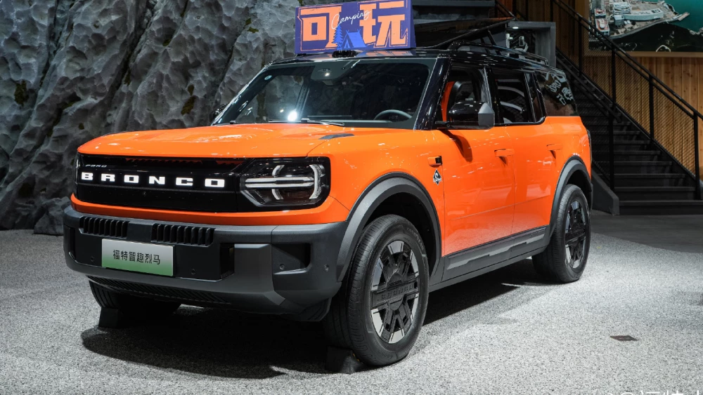 ford bronco гибридный внедорожник сбоку спереди