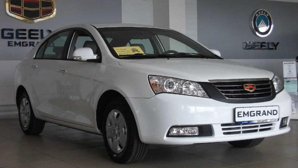 седан geely emgrand ec7 первое поколение сбоку спереди белый