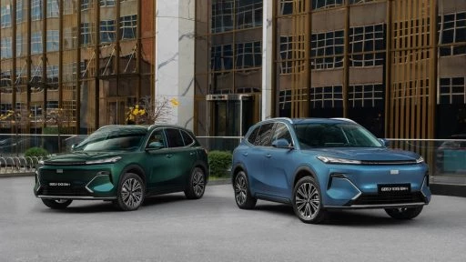 Гибридный кроссовер Geely EX5 EM-i сбоку спереди