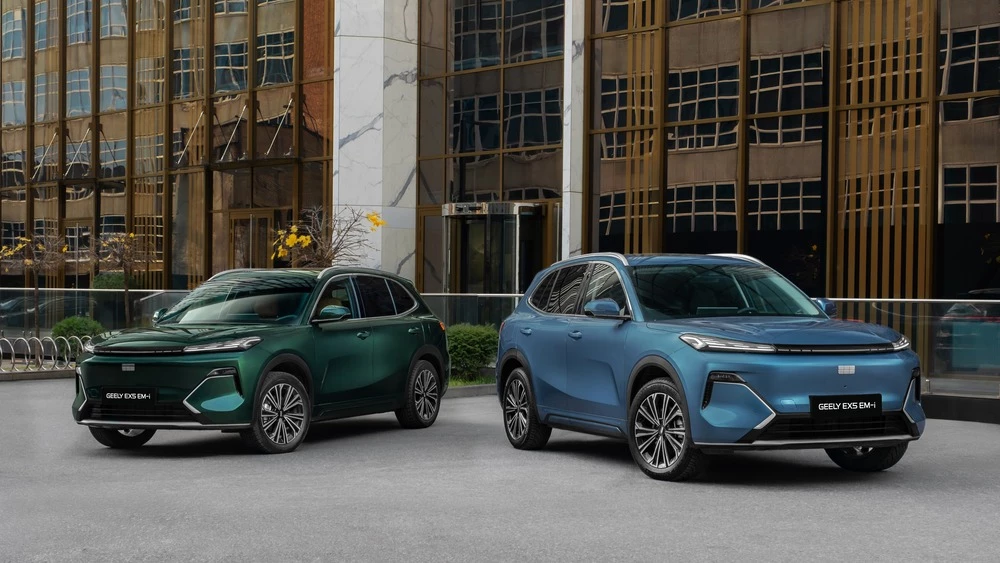 Гибридный кроссовер Geely EX5 EM-i сбоку спереди