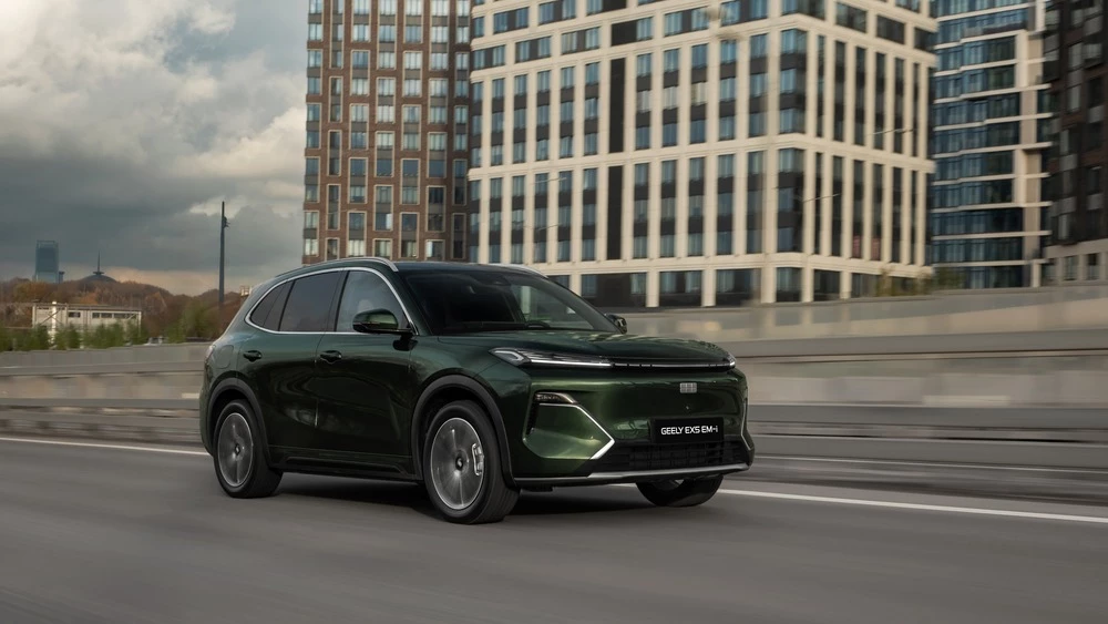 Гибридный кроссовер Geely EX5 EM-i сбоку спереди в динамике