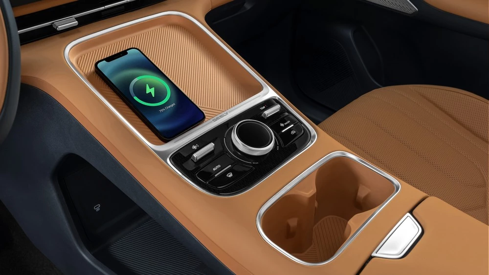 Гибридный кроссовер Geely EX5 EM-i салон интерьер тоннель зарядка