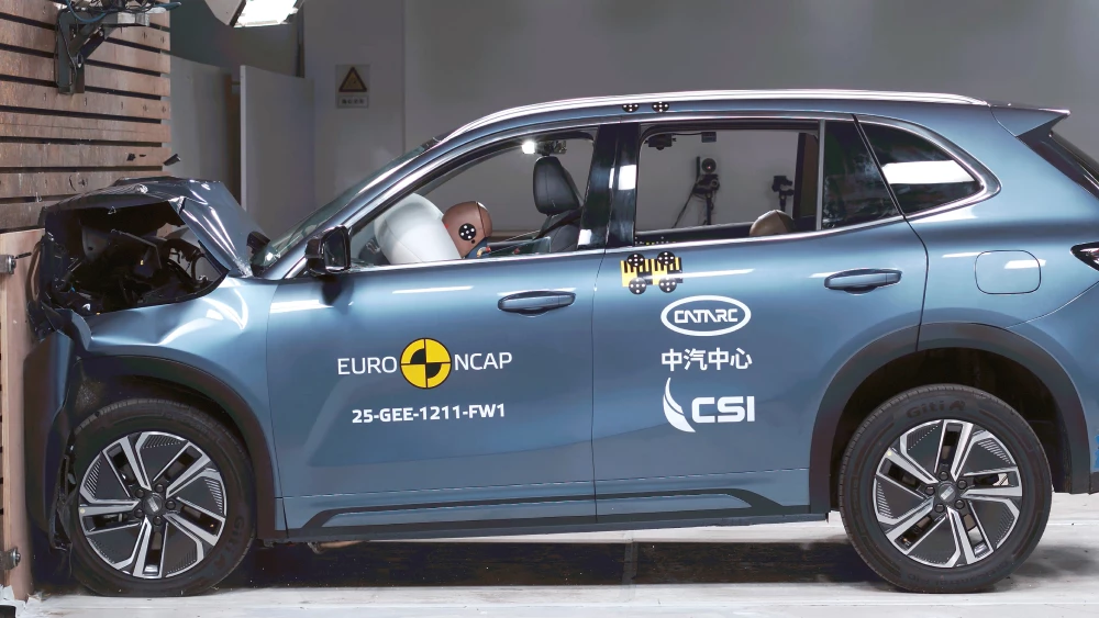 Европейская ассоциация Euro NCAP разбила три машины компаний Geely и Chery geely ex5 em-i starray сбоку спереди синий гибрид краш-тест