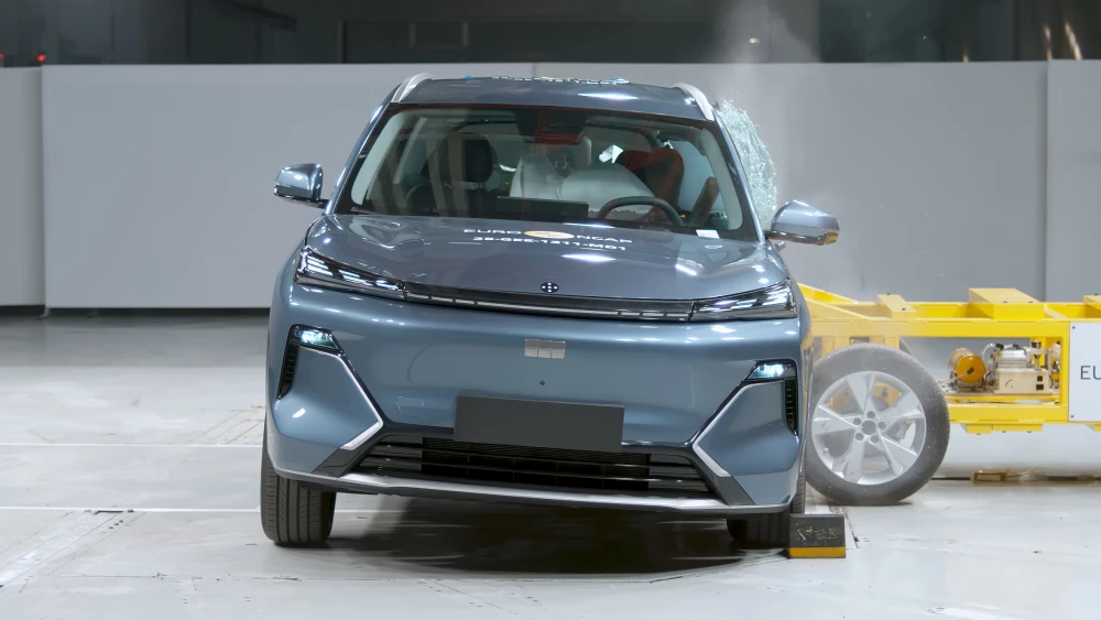 Европейская ассоциация Euro NCAP разбила три машины компаний Geely и Chery geely ex5 em-i starray сбоку спереди синий гибрид краш-тест