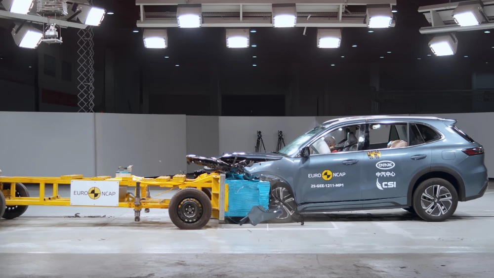Европейская ассоциация Euro NCAP разбила три машины компаний Geely и Chery geely ex5 em-i starray сбоку спереди синий гибрид краш-тест