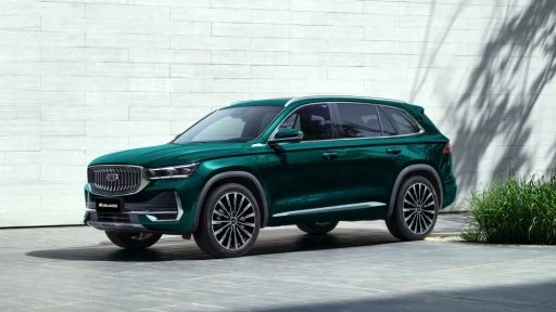 geely monjaro flagship se спереди сбоку страт продаж