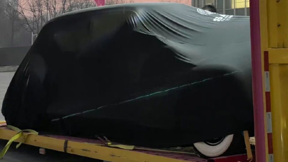 GWM показал новый автомобиль в ретро стилистике сбоку спереди фары эмблема решетка радиатора