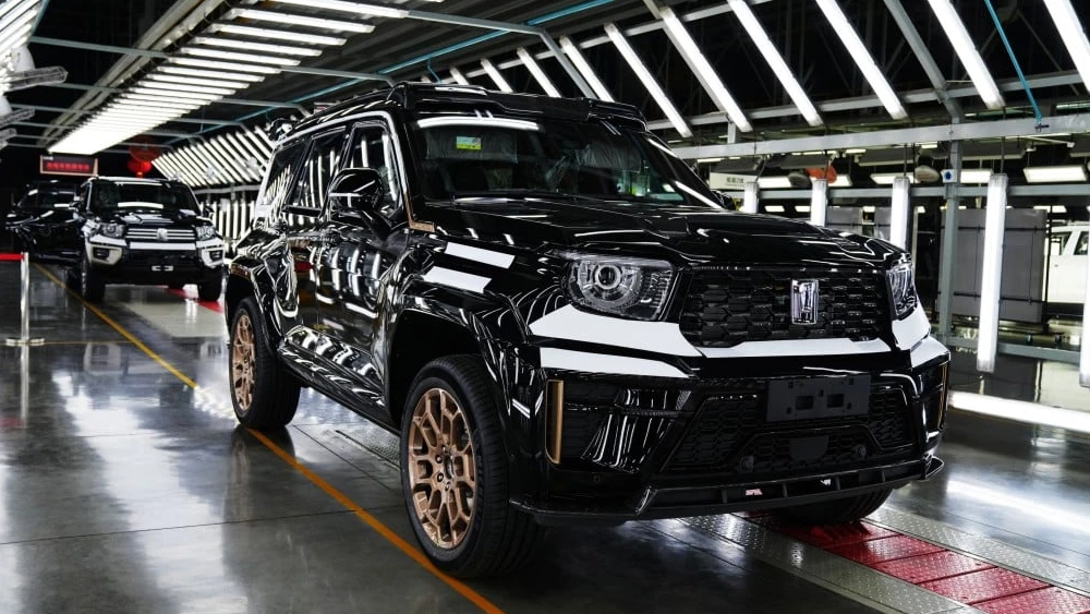 завод gwm в тяньцзине собирает tank 700 внедорожник рамный сбоку спереди гибрид 