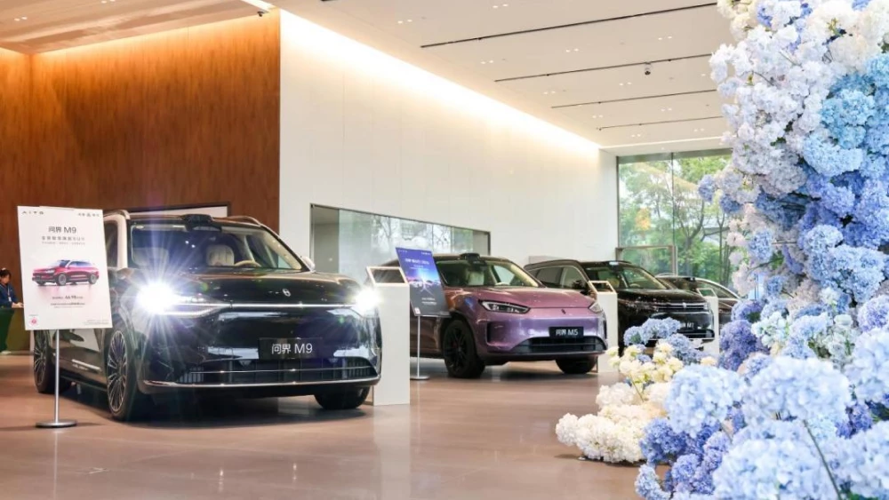 hima салон автосалон huawei сбоку спереди aito