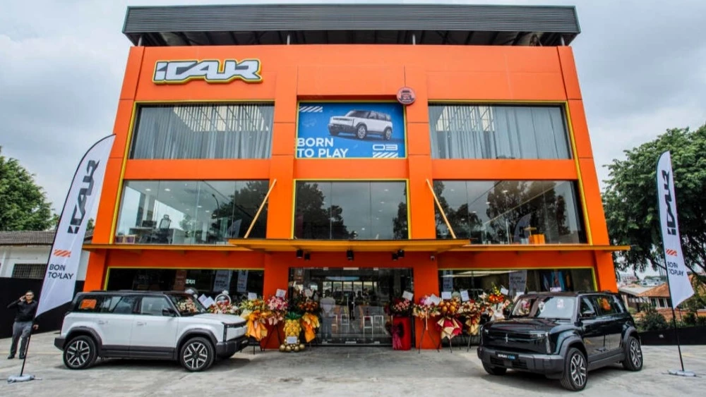 электрические кроссоверы chery iCaur 03 перед дилерским центром в малайзии