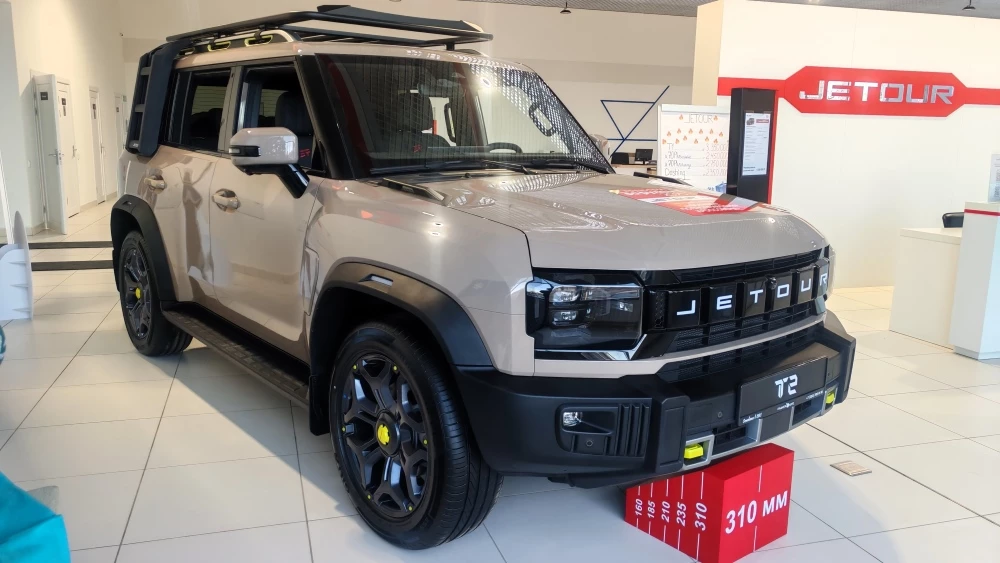 jetour t2 кроссовер у дилера в автосалоне новый сбоку спереди
