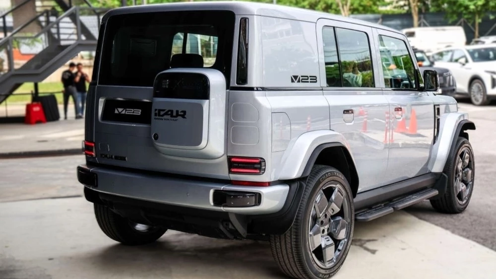 электрический кроссовер chery icaur v23 сбоку сзади в малайзии