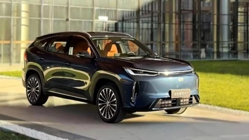 гибридный кроссовер geely galaxy m7 em-i сбоку спереди