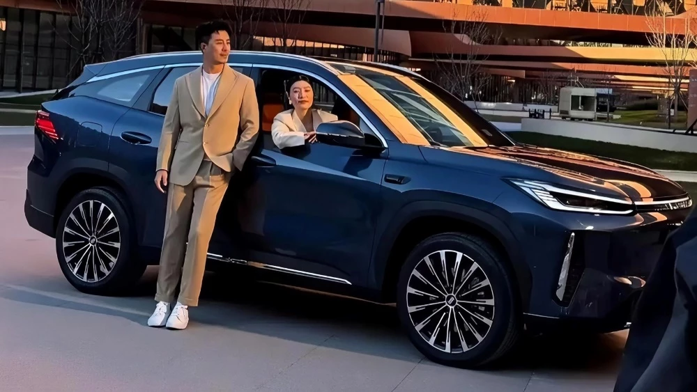 гибридный кроссовер geely galaxy m7 em-i сбоку спереди