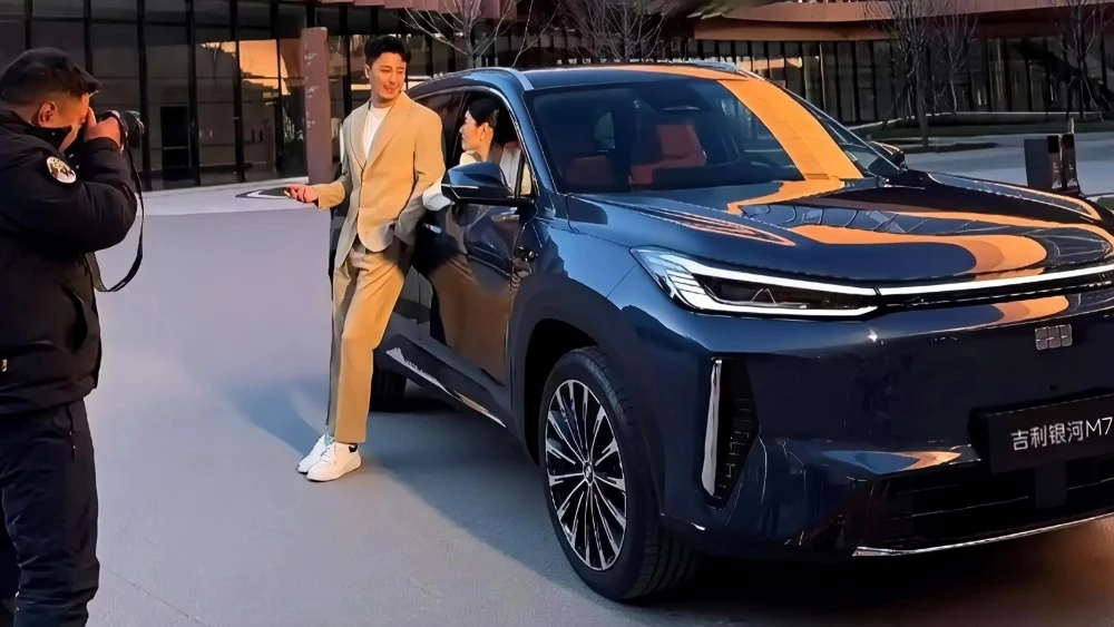 гибридный кроссовер geely galaxy m7 em-i сбоку спереди