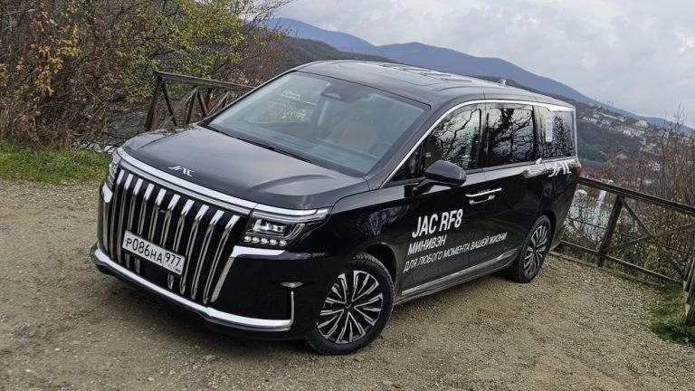 минивэн JAC RF8 тест сбоку спереди