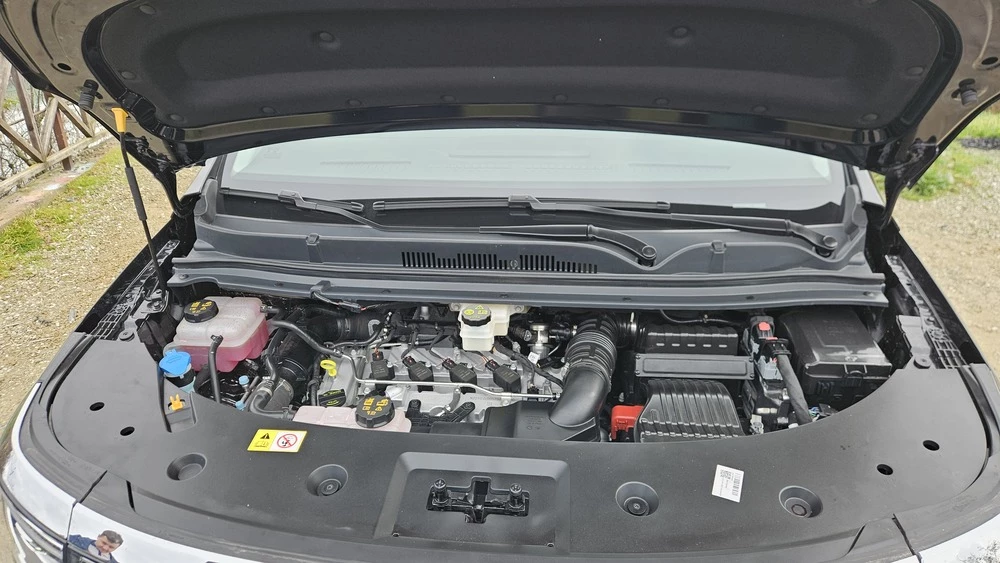 минивэн JAC RF8 тест двигатель мотор капот открыт