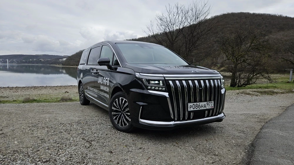 минивэн JAC RF8 тест сбоку спереди