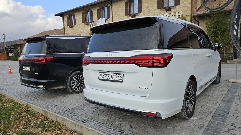 минивэн JAC RF8 тест сбоку сзади