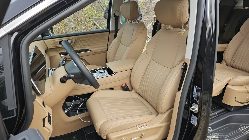 минивэн JAC RF8 тест салон интерьер первый ряд сиденья