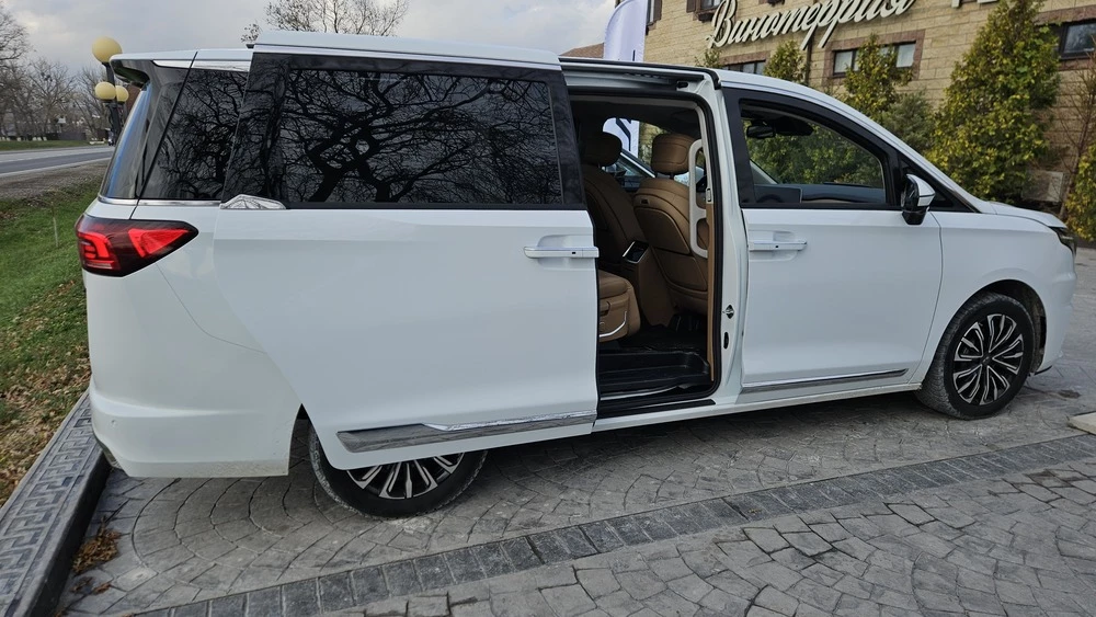 минивэн JAC RF8 тест сбоку двери открыты