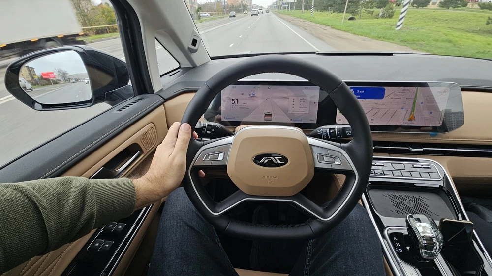 минивэн JAC RF8 тест салон интерьер водитель за рулем