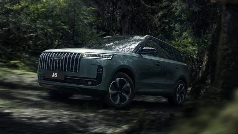 jaecoo j6 для России сбоку спереди на бездорожье