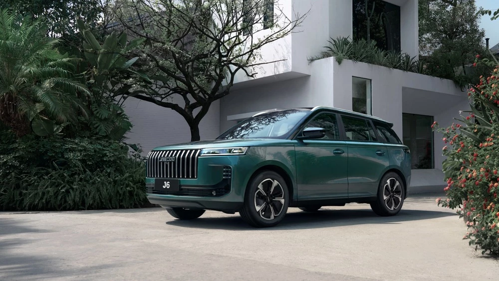 Кроссовер Jaecoo J6 для России сбоку спереди