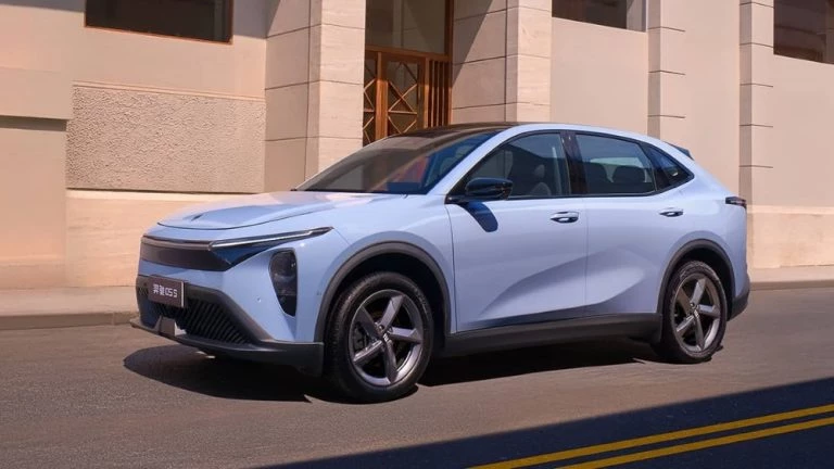 кроссовер JMEV Yichi 05S амберавто А7 сбоку спереди