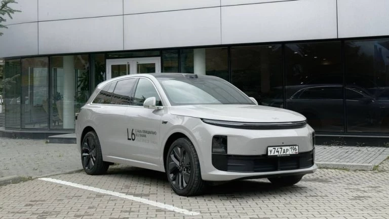Как продаются машины Li Auto после получения ОТТС Li L6 дилер официальный россия оками сбоку спереди
