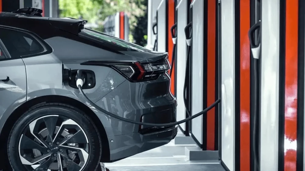 Китай строго ограничил расход энергии электромобилей для местного рынка zeekr заряжается