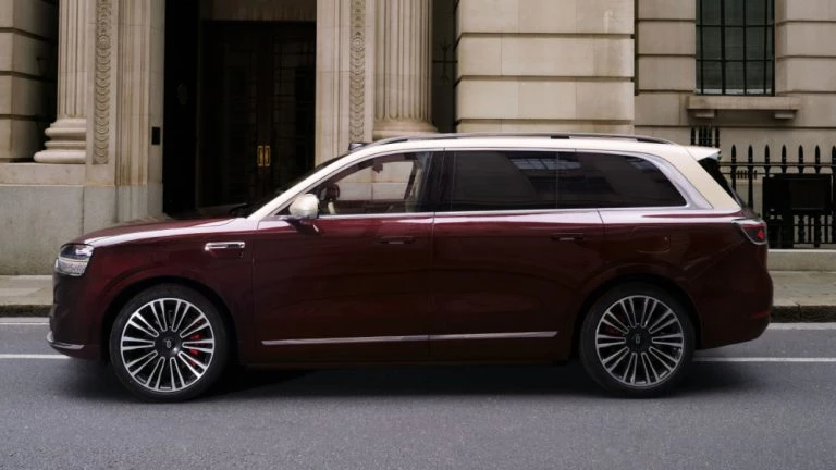 Кроссовер Aito M9 от Seres и Huawei стал достоянием 14-й китайской пятилетки сбоку гибридный автомобиль красный белый