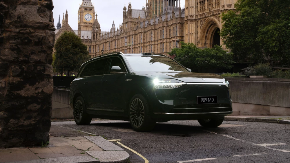 Кроссовер Aito M9 от Seres и Huawei стал достоянием 14-й китайской пятилетки сбоку спереди гибридный автомобиль лондон