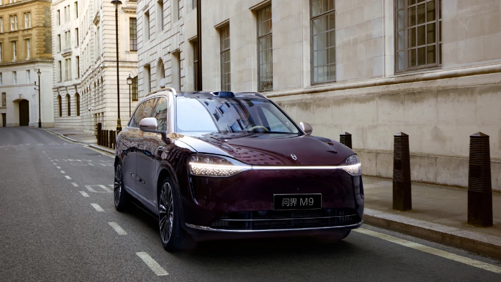 Кроссовер Aito M9 от Seres и Huawei стал достоянием 14-й китайской пятилетки сбоку спереди гибридный автомобиль