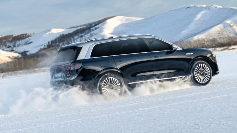 Кроссовер Aito M9 от Seres и Huawei стал достоянием 14-й китайской пятилетки сбоку сзади гибридный автомобиль