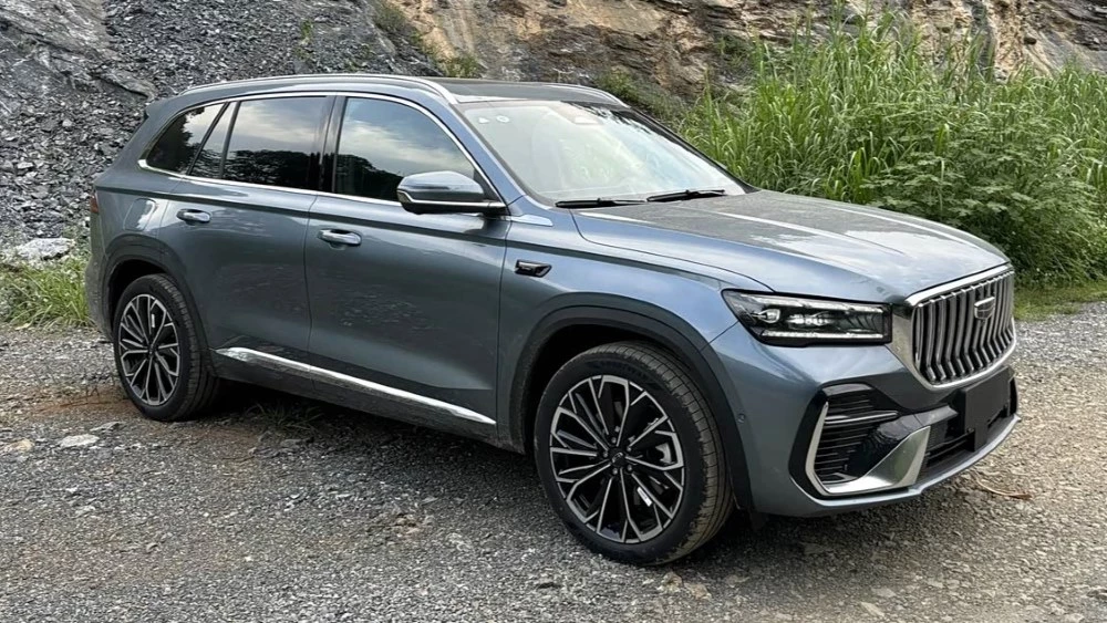 geely monjaro в китае кроссовер сбоку спереди