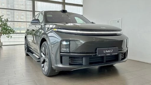 Кроссовер Lixiang L7 у дилера в автосалоне в москве У Сервис+
