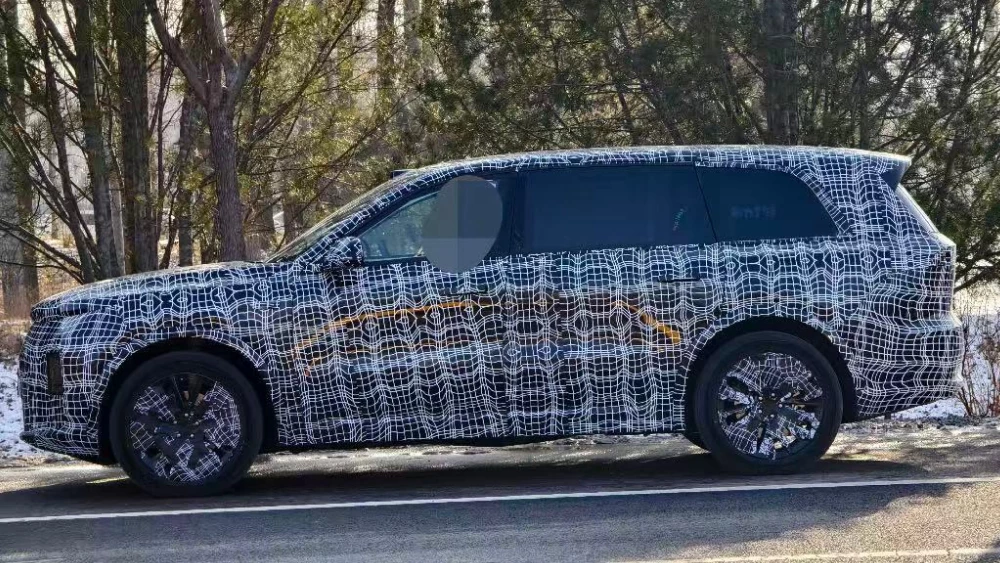 Китайские СМИ сообщили, как изменится модельный ряд Li Auto в 2026 году гибридный кроссовер l9l сбоку в камуфляже