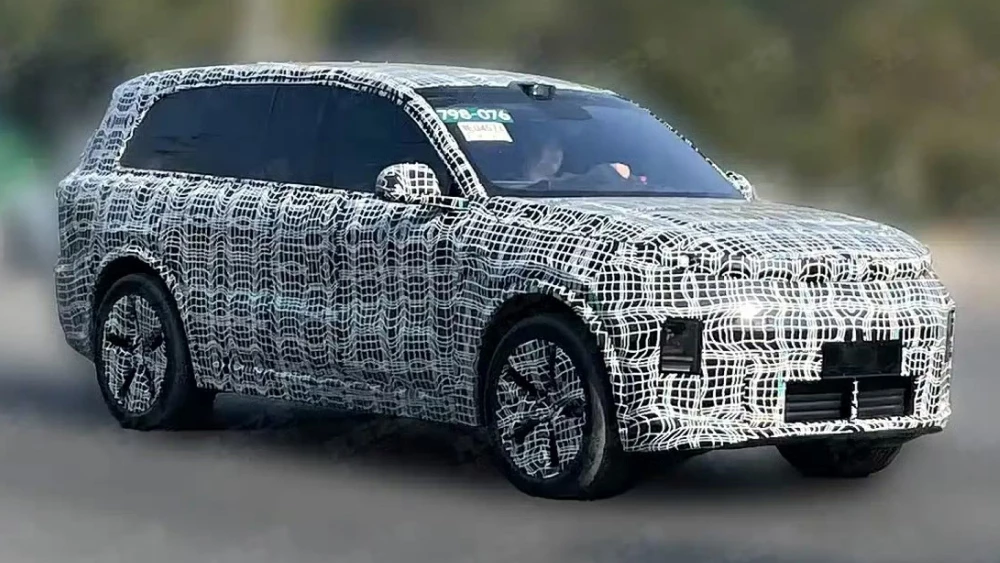 Китайские СМИ сообщили, как изменится модельный ряд Li Auto в 2026 году гибридный кроссовер l9l сбоку спереди в камуфляже