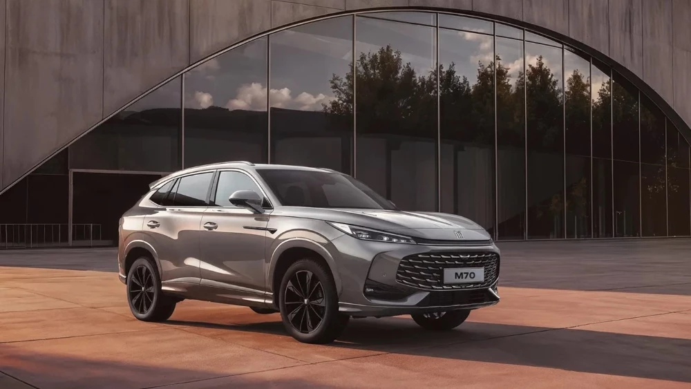 Новый кроссовер «Москвич М70» спереди сбоку