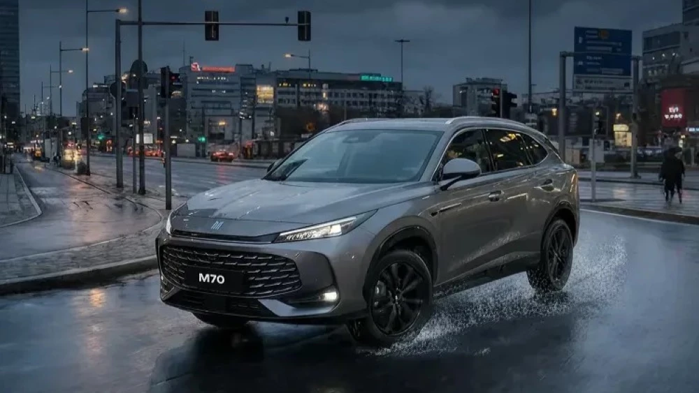 Новый кроссовер «Москвич М70» спереди сбоку в динамике