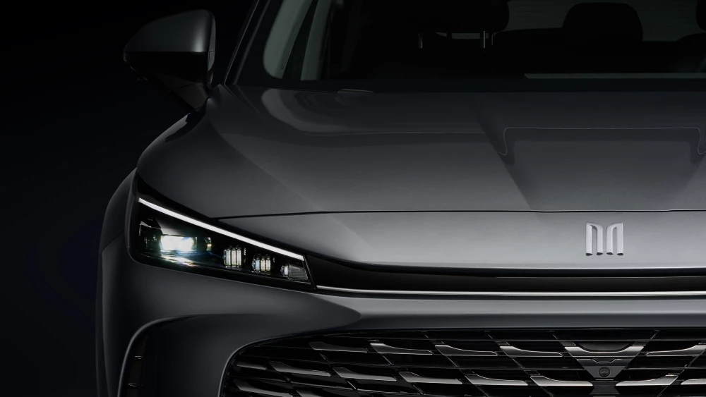 Новый кроссовер «Москвич М70» логотип фара