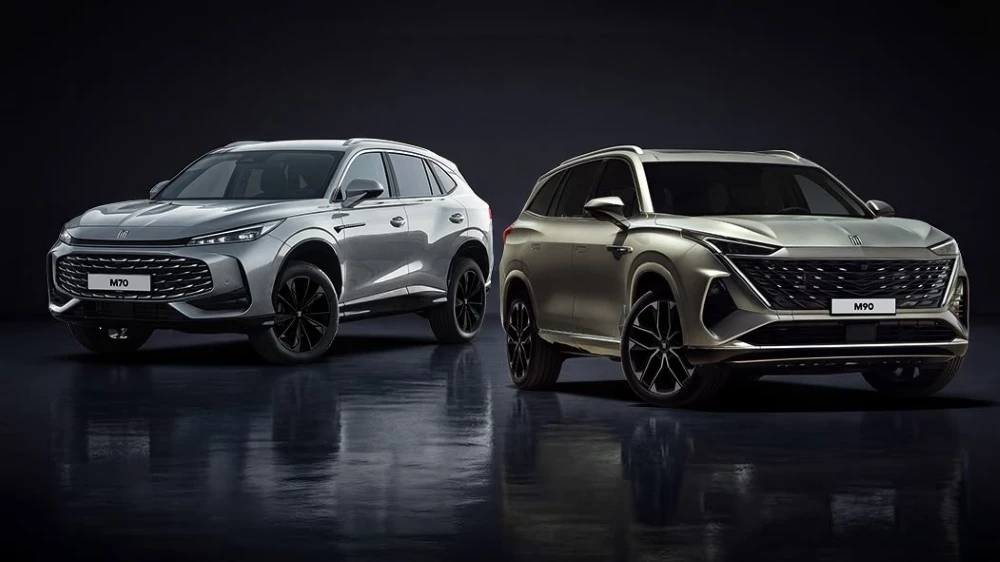 Оцинковка, полный привод и 60 дилеров. «Москвич» раскрыл новые подробности о линейке «М» Кроссоверы «Москвич М70» и «Москвич М90» спереди вместе темный фон