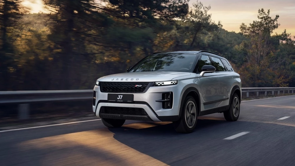 Новый кроссовер Jaecoo J7 спереди сбоку в динамике