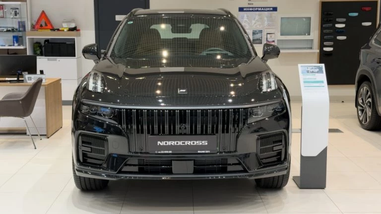 Nordcross 001 в дилерском салоне в россии в москве спереди