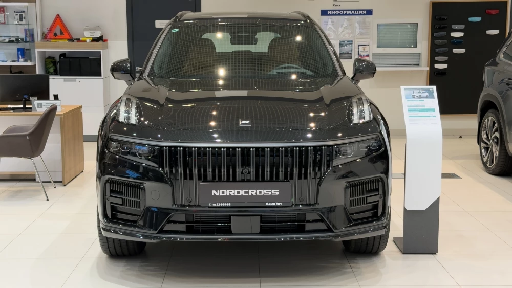 Nordcross 001 в дилерском салоне в россии в москве спереди