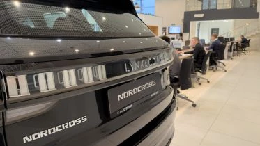 Nordcross 001 в дилерском салоне в россии в москве сзади