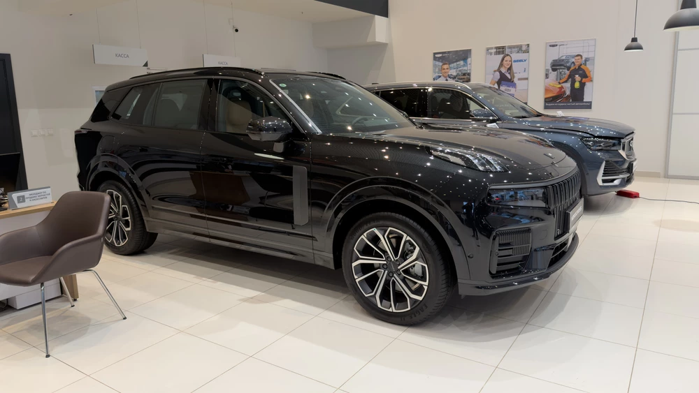 Nordcross 001 в дилерском салоне в россии в москве сбоку